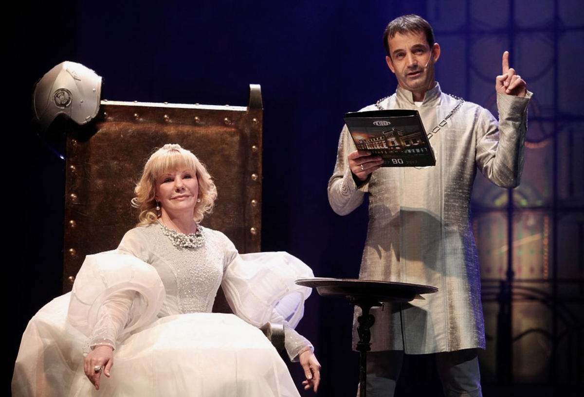 Александра Захарова и Дмитрий Певцов на сцене "Ленкома"