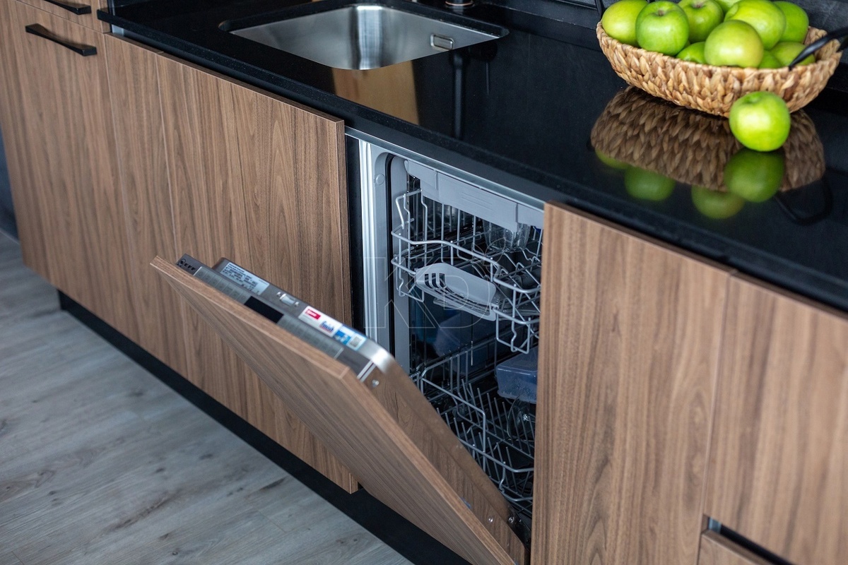 Выбор размера ПММ зависит от количества посуды, которое вы моете и свободного места