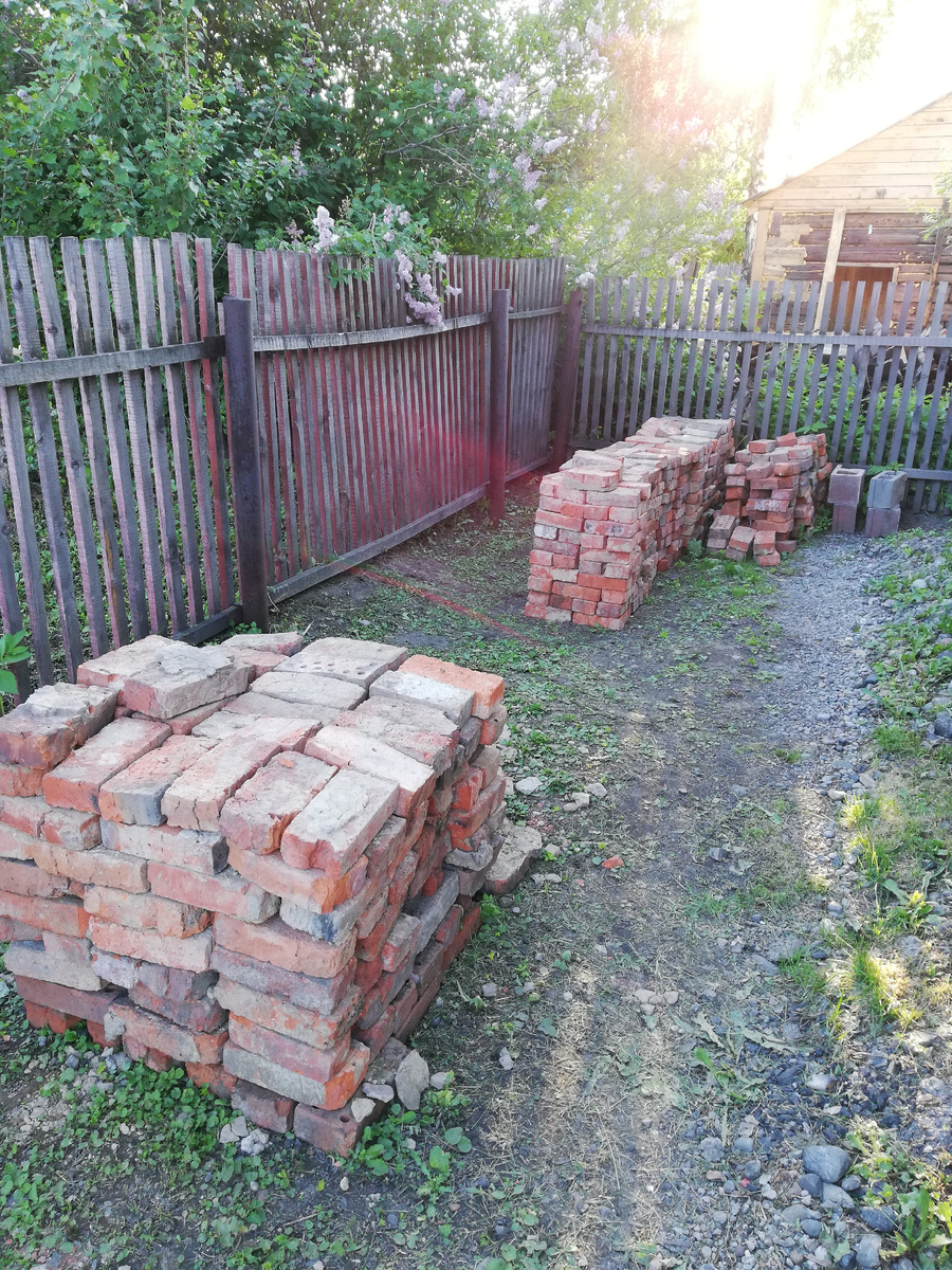 Лето 2019г. Я уже в мечтах вижу здесь море цветов. Но в реальности здесь даже земли нет.