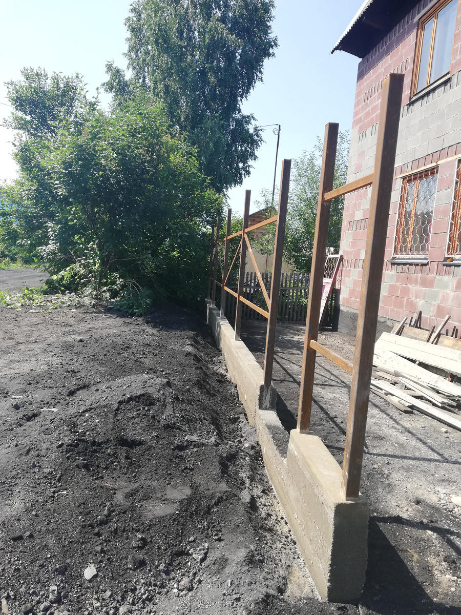 Шлаком отсыпано много, особенно перед участком. Слой шлака около 60 см.