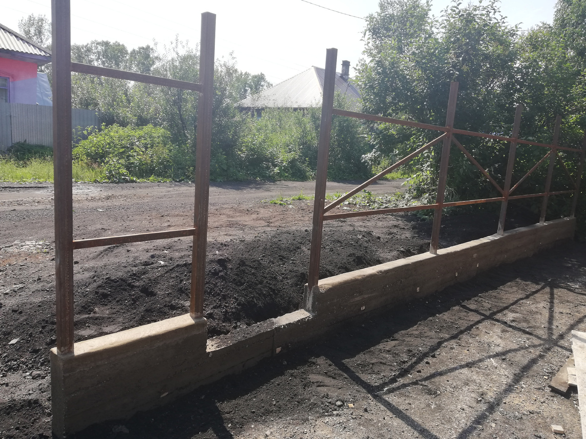 Со стороны палисадника с боем добилась, чтоб отсыпка была без шлака. Здесь слой керамзита и сверху привозной грунт. 