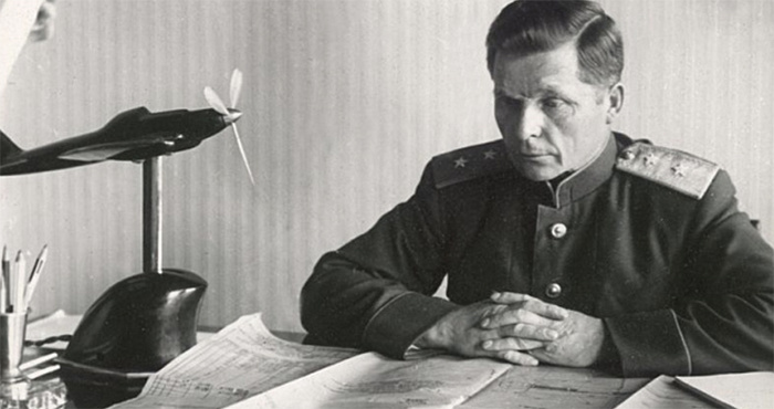 Сергей Ильюшин в своем кабинете