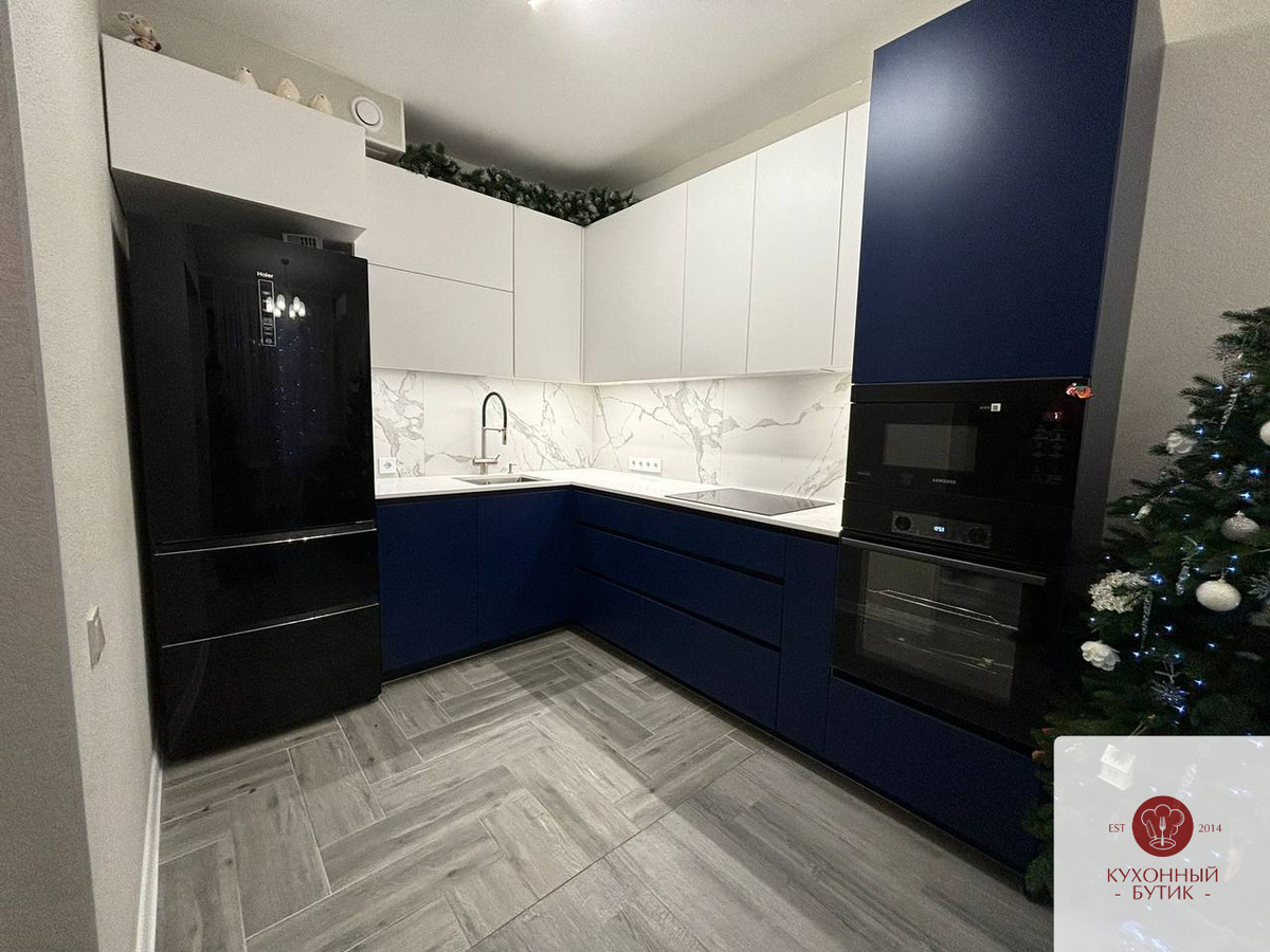 Современная угловая кухня в синем и белом цвете от фирмы Кухонный Бутик