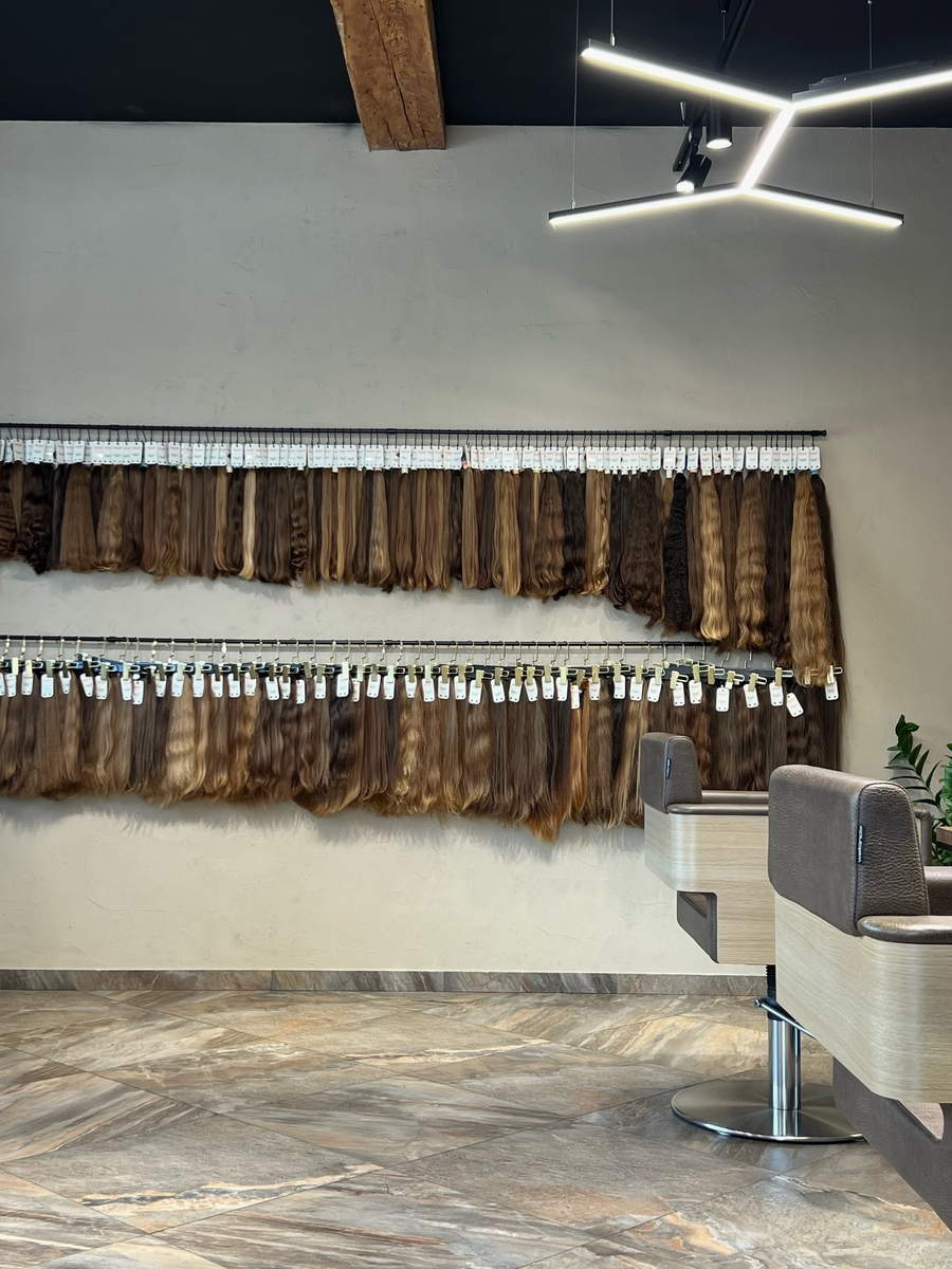 Витрина волос в студии 4HAIR