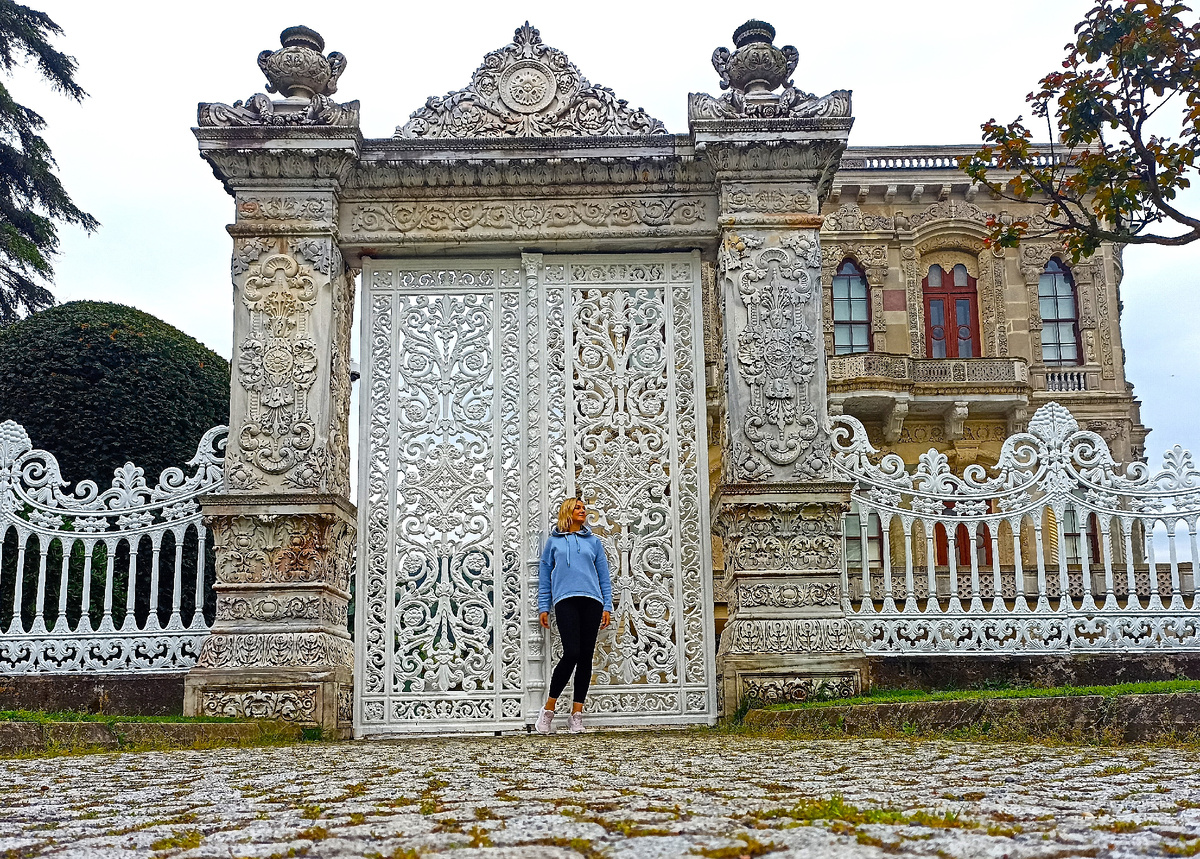 Автор у ажурных ворот Дворца Кючуксу