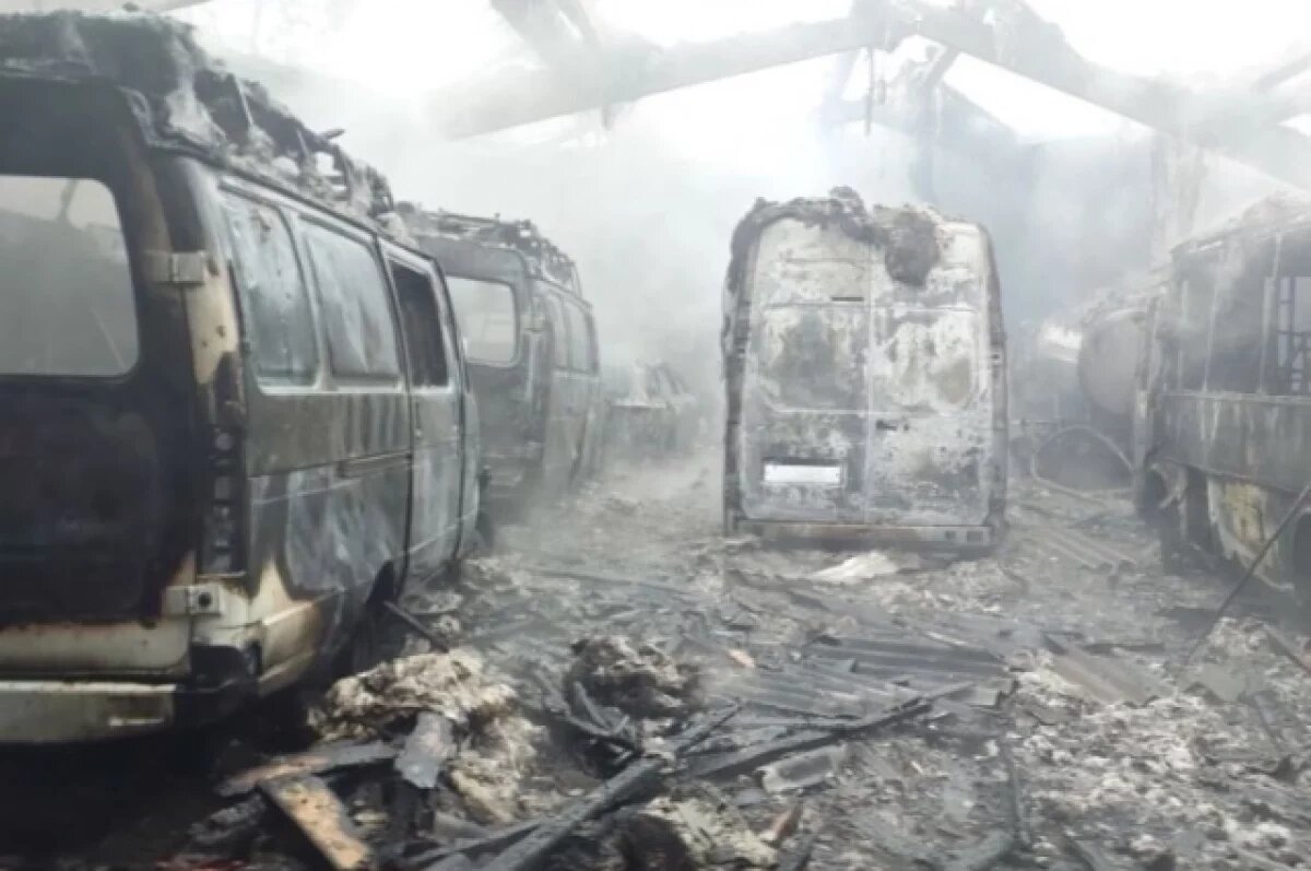    В Самарской области во время пожара в гараже сгорели 8 микроавтобусов