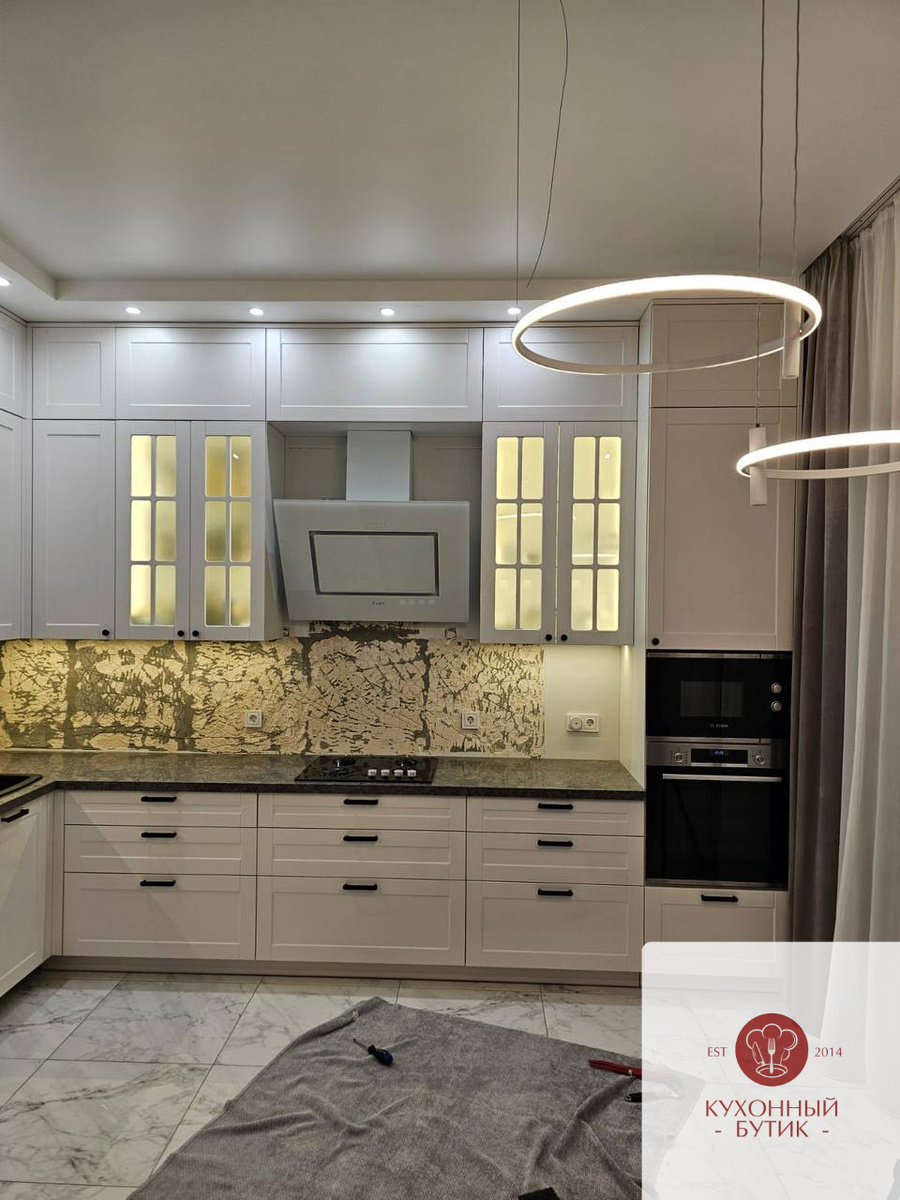 Угловая кухня в загородный дом, выполненная на заказ Кухонным Бутиком