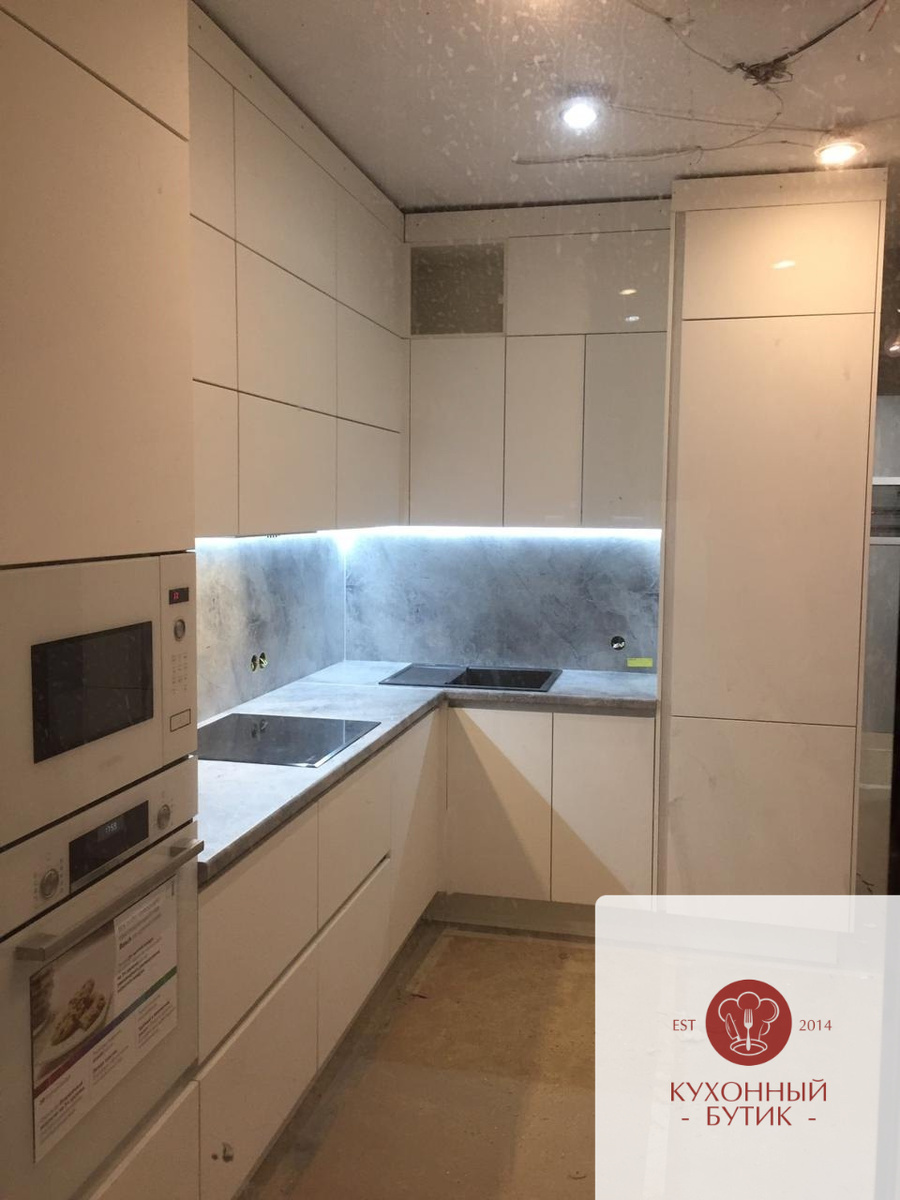 Белая угловая кухня с подсветкой от фирмы Кухонный Бутик в СПб
