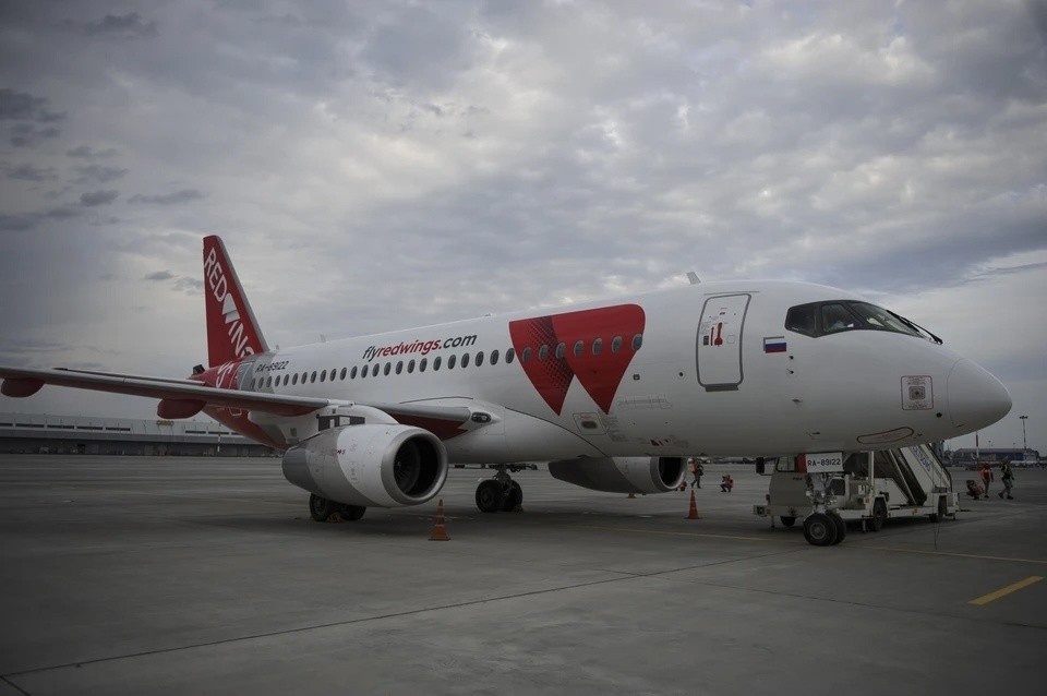    Самолет авиакомпании RedWings вернулся в Екатеринбург из-за неисправности Фото: Алексей БУЛАТОВ Алексей БУЛАТОВ