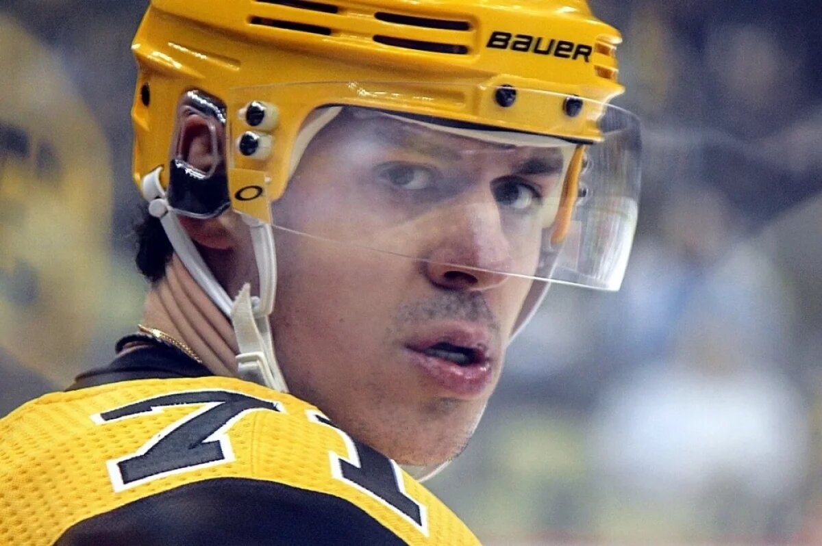    Евгений Малкин - российский хоккеист, центральный нападающий клуба НХЛ «Питтсбург Пингвинз» и сборной России.