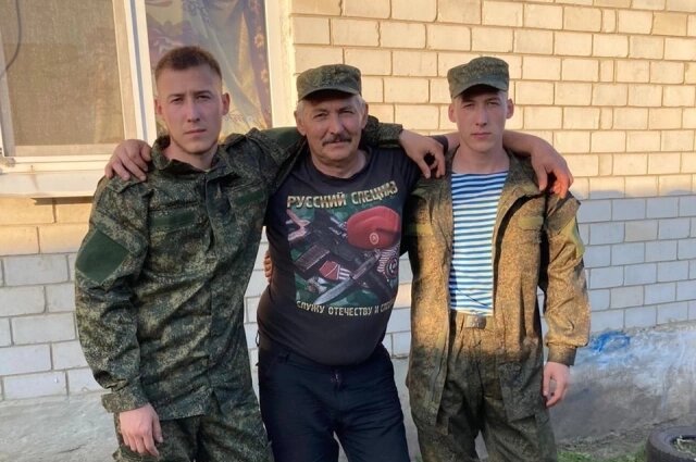    Отец Сергей Фетисенко с сыновьями. Фото: Из личного архивa