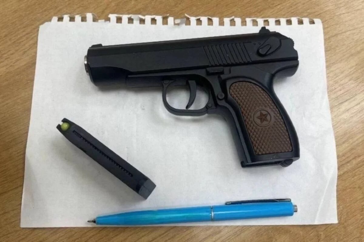    Такой пистолет может купить свободно любой желающий. Кажется, что пластиковые шарики не должны представлять опасности, но случай в рязанской школе заставляет задуматься об их безобидности.