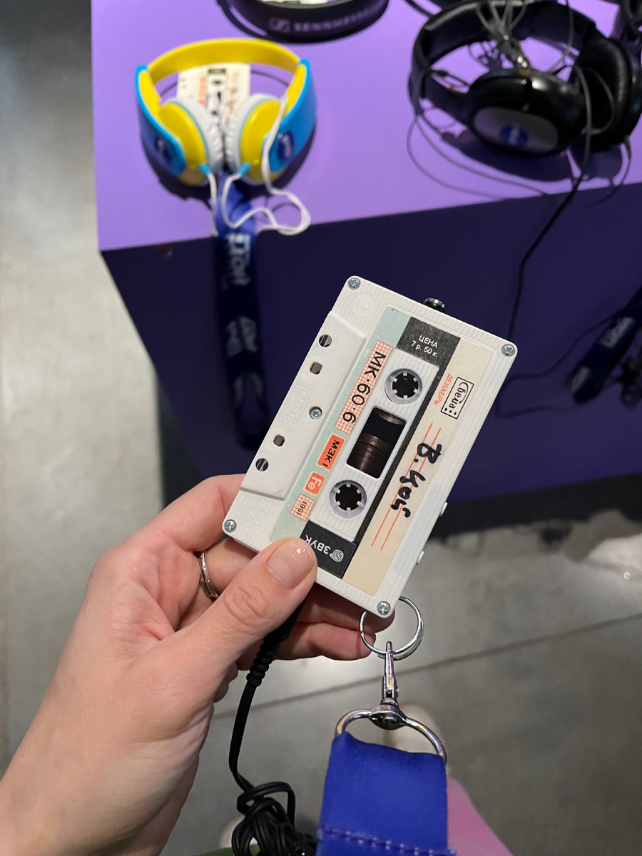 Аудиогид выдают каждому на входе (это входит в стоимость), иначе на выставке вообще не будет звуков - ни комментариев, ни звука у всех видео 