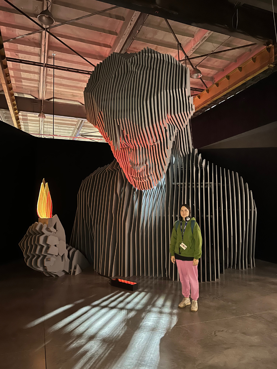 Огромный Виктор Цой с первом зале, подсветка меняется по цвету