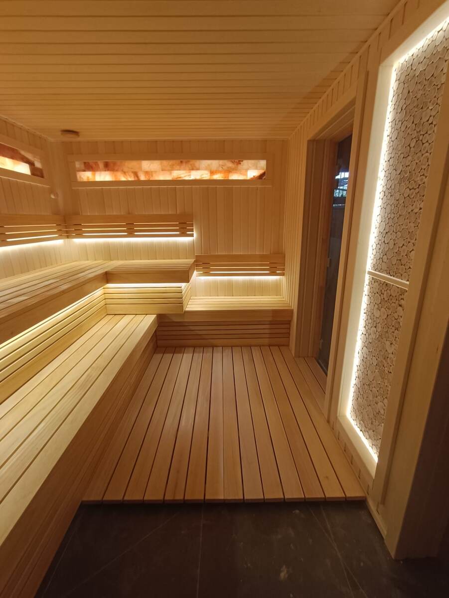 В данном проекте общественной сауны для отделки была использована вагонка из липы экстра сорта, 