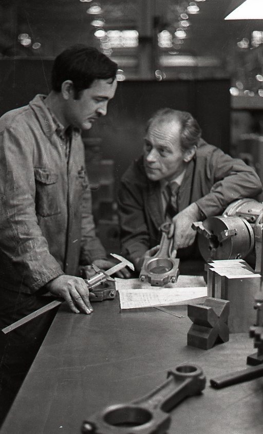 Справа Остапенко - начальник участка цеха изготовления конвейеров.