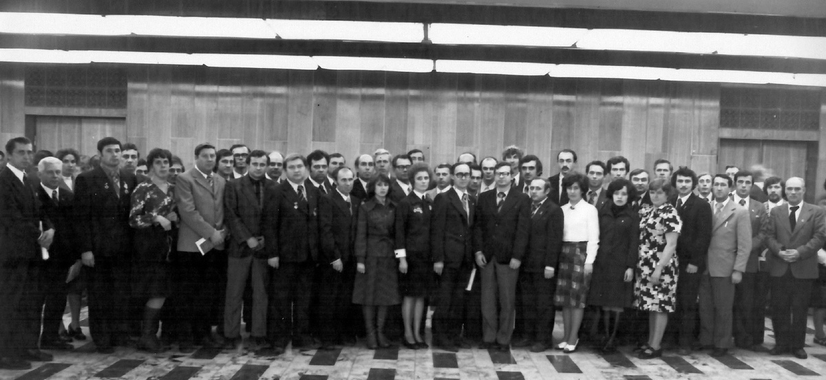 Слева направо: 1. Сумин Виктор - начальник участка. 2. Перов Владлен Андреевич. 3. Носкова Галина Федоровна. 4. Закиров Шамиль Шакурович - фрезеровщик цеха приспособлений. 5. Шибаров Валерий Александрович – заместитель начальника ТГЦ. 6. … женщина. 7. Печковский – начальник производства (высокая зона). 8. Скрементов Александр Степанович (предположительно). 9. Киселев Виктор Михайлович – заместитель председателя профкома РИЗа. 10. Боровков Альфред Сергеевич – начальник ПДО. 11. Десяткин Георгий. 12. Ермолаев Владимир Васильевич. 13. Ремезов Владимир Александрович - начальник ЦВИ. 14. … 15. Милютин Юрий Иванович – шлифовщик, предцехкома ЦВИ. 16. … 17. … женщина. 18. Болотин Альберт Петрович – главный инженер РИЗа. 19. … 20. Марухненко Елизавета Васильевна. 21. … 22. Бочкарев Борис Дмитриевич. 23. Колбасов Анатолий Григорьевич – начальник инструментального производства РИЗа. 24. Ситдиков Рудольф Мингазович. 25. Жеглов Виктор Афанасьевич – начальник цеха деревянных моделей. 26. … 27. Пасановский Владимир Филимонович – начальник металлургического производства. 28. Голубев Алексей Николаевич – заместитель начальника ЦНО «Лифтреммонтаж». 29. Сингатуллин Ильсур Нуртдинович. 30. … 31. Гайфуллин Загит Зинатуллинович. 32. … женщина в черном. 33. … член парткома РИЗа. 34. Егоров Виктор Николаевич .35. … женщина. 36. Янцен Яков Бернгардович (стоит за ней). 37. … член партком РИЗа. 38. … мастер цеха прессформ. 39. … 40. Хренов Владимир Григорьевич – нач. отдела цеха прессформ. 41. … 42. Кошкин Семен Трофимович.