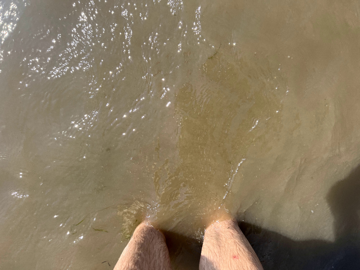 Водичка, как вы понимаете - не самая чистая(для информации, ноги не мои)