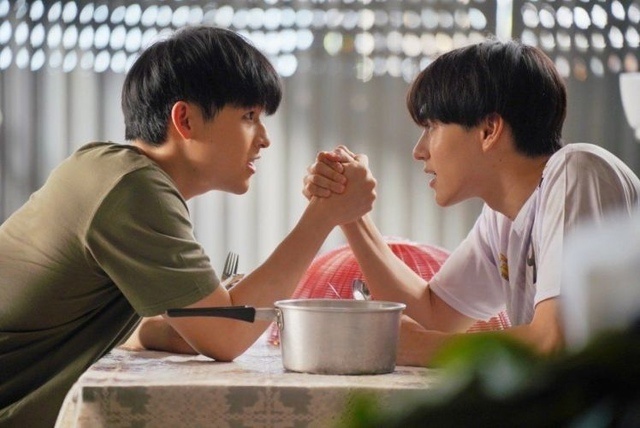 Скай и Нани в роли Сэйнт и Шина ( слево-направо)