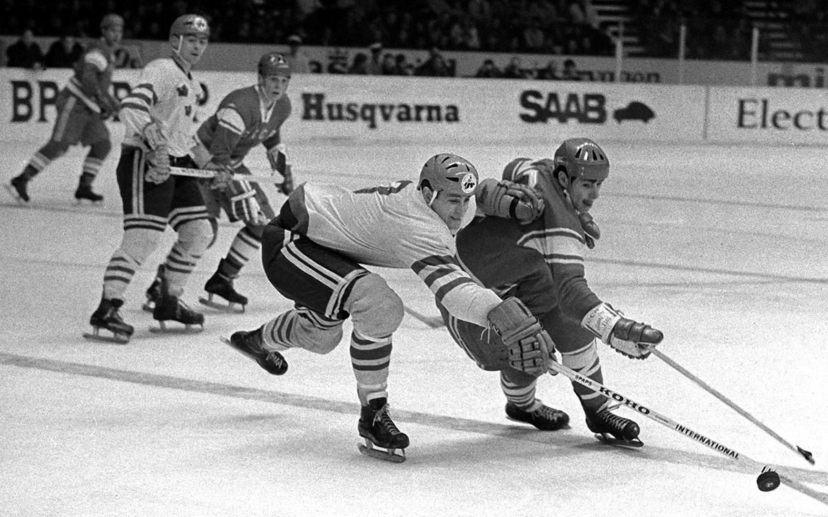 Вячеслав Ун Да-син / Фотохроника ТАСС📷Нападающий сборной Швеции Стефан Карлссон и нападающий сборной СССР Валерий Харламов (слева направо на первом плане) во время игры между сборными Швеции и СССР на 36-м чемпионате мира по хоккею с шайбой, Стокгольм, март 1969 года