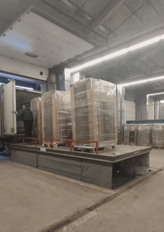 Подъемный стол для разгрузки цветов