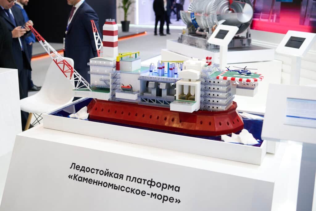    Макет ледостойкой платформы «Каменномысское-море» на Петербургском международном газовом форуме
