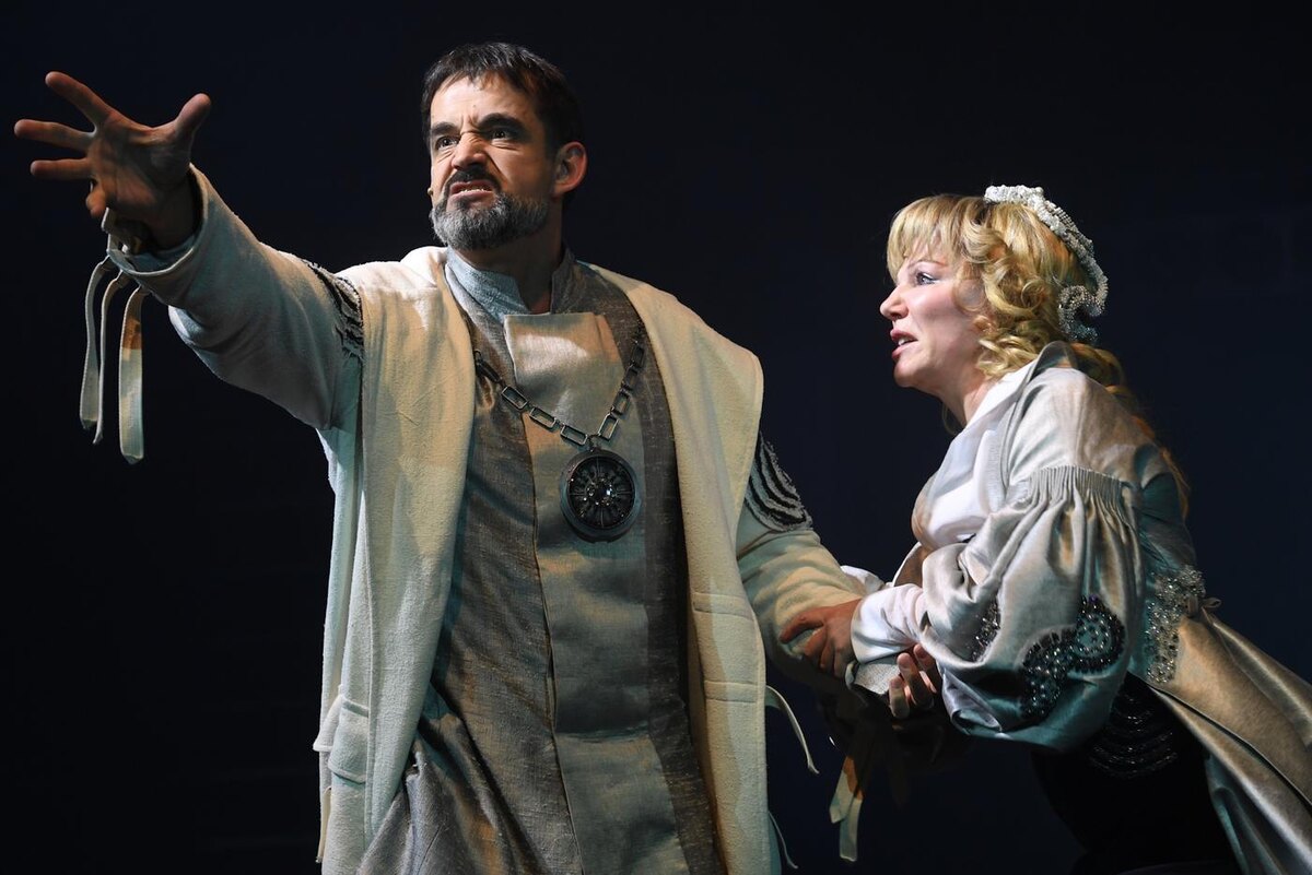 Дмитрий Певцов в роли принца Уэльского и Александра Захарова в роли леди Перси (она же Кэт) в сцене из спектакля "Фальстаф и принц Уэльский" режиссёра Марка Захарова в театре "Ленком". 2018 год. Владимир Вяткин / © РИА "Новости"