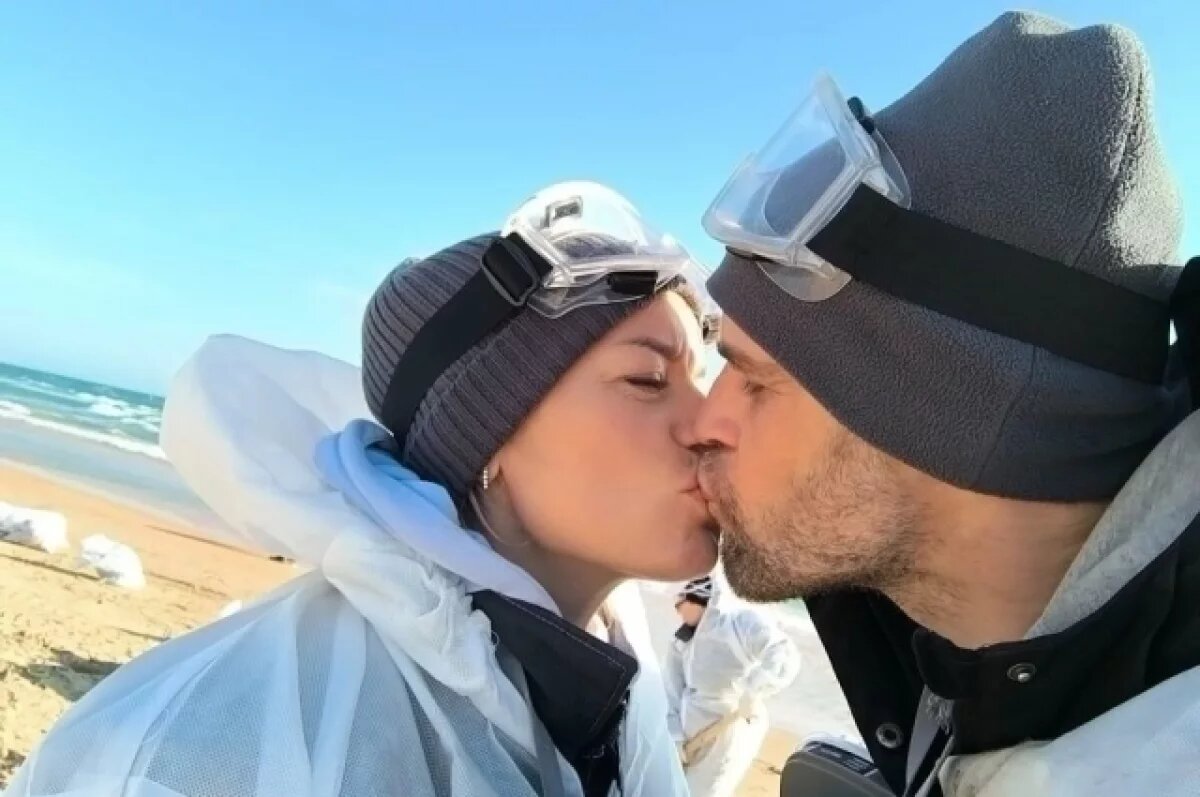    Андрей сделал Наталье предложение во время уборки мазута с пляжа