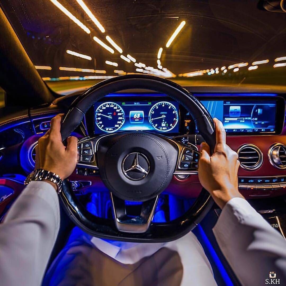 Для управления возможностями круиз-контроля обычно используются либо кнопки на руле, либо подрулевые рычаги.