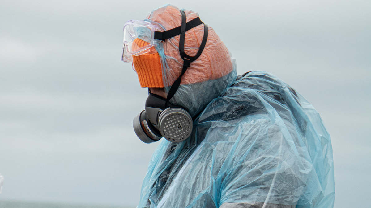    Волонтёры уже месяц очищают берег Чёрного моря от мазута. Фото: штаб #МЫВМЕСТЕ