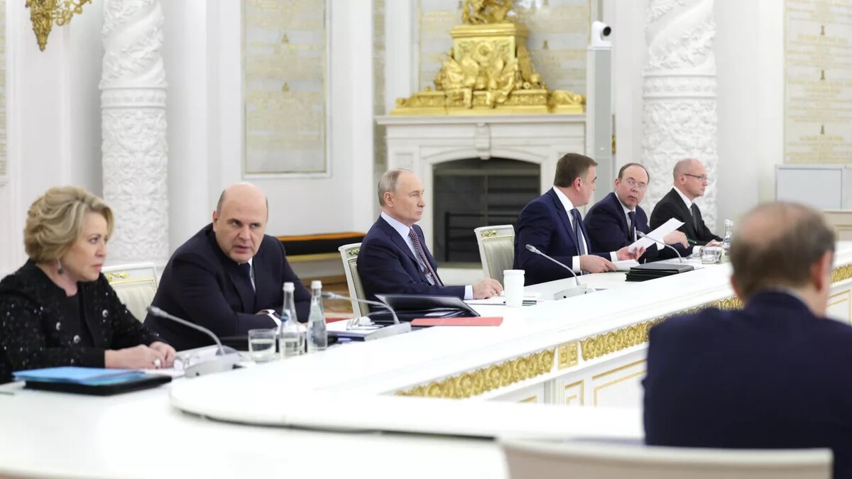 © РИА Новости / POOL
Президент России Владимир Путин проводит заседание Государственного совета по вопросам поддержки семей