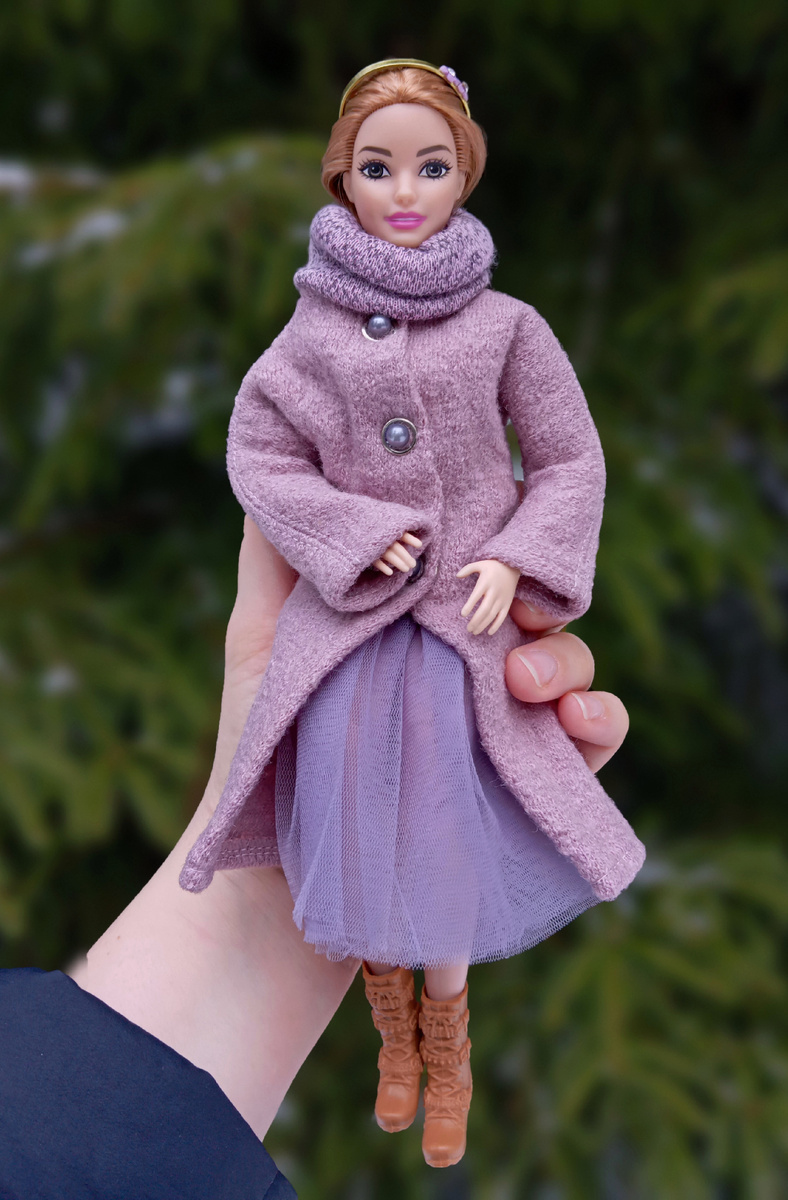 Ева примеряет пальто, снуд, сапожки и ободок на голову. Снуд также можно надеть как шапочку.