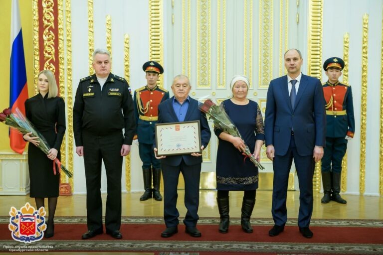    Денис Паслер отцу погибшего бойца СВО Максота Исмурзина передал Грамоту Президента РФ Кристина Просвиркина