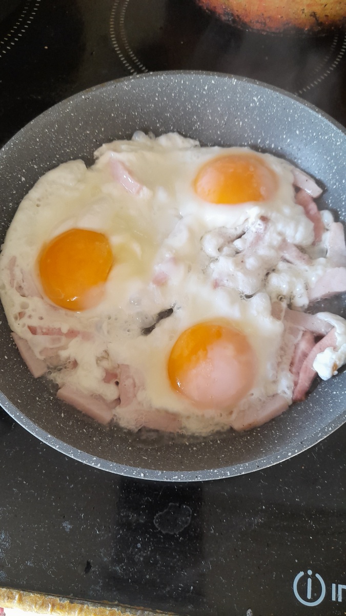 Глазунья с ветчиной