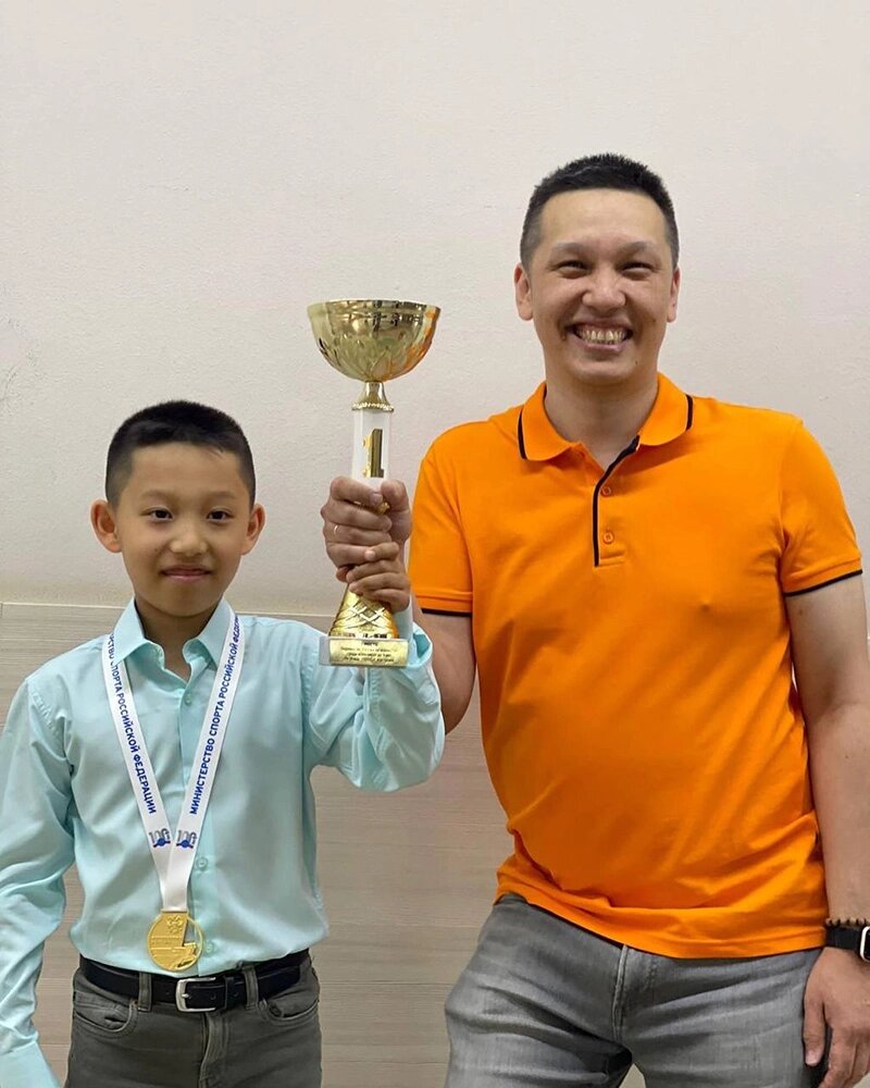    Роман Шогджиев с тренером Дмитрием Саранговым. Фото: Из личного архивa/ предоставлено мамой Романа