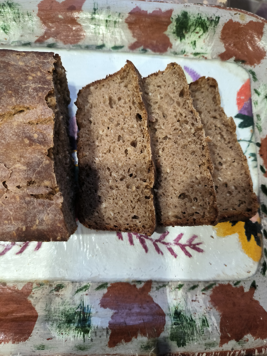 Ржаной без дрожжевой хлеб в разрезе. 