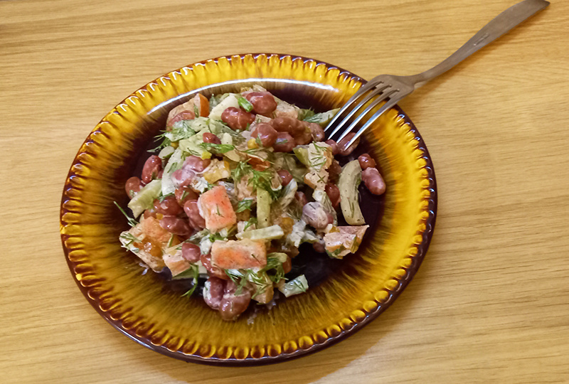 Салат с красной фасолью, маринованными огурцами и помидорами