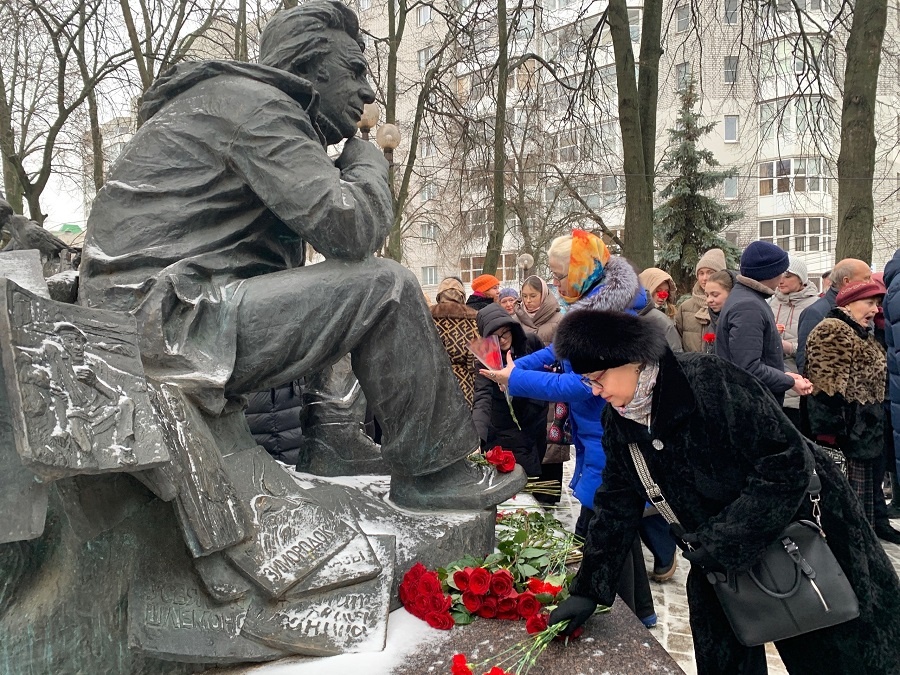    Начались юбилейные мероприятия с возложения цветов к памятнику Мастеру