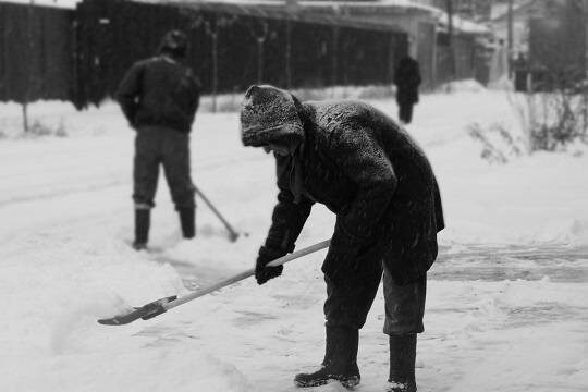   В Бугульме прокомментировали видео с чистящим снег инвалидом-колясочником