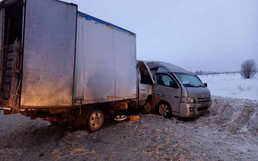    Пассажир минивэна погиб в столкновении с грузовиком в Удмуртии