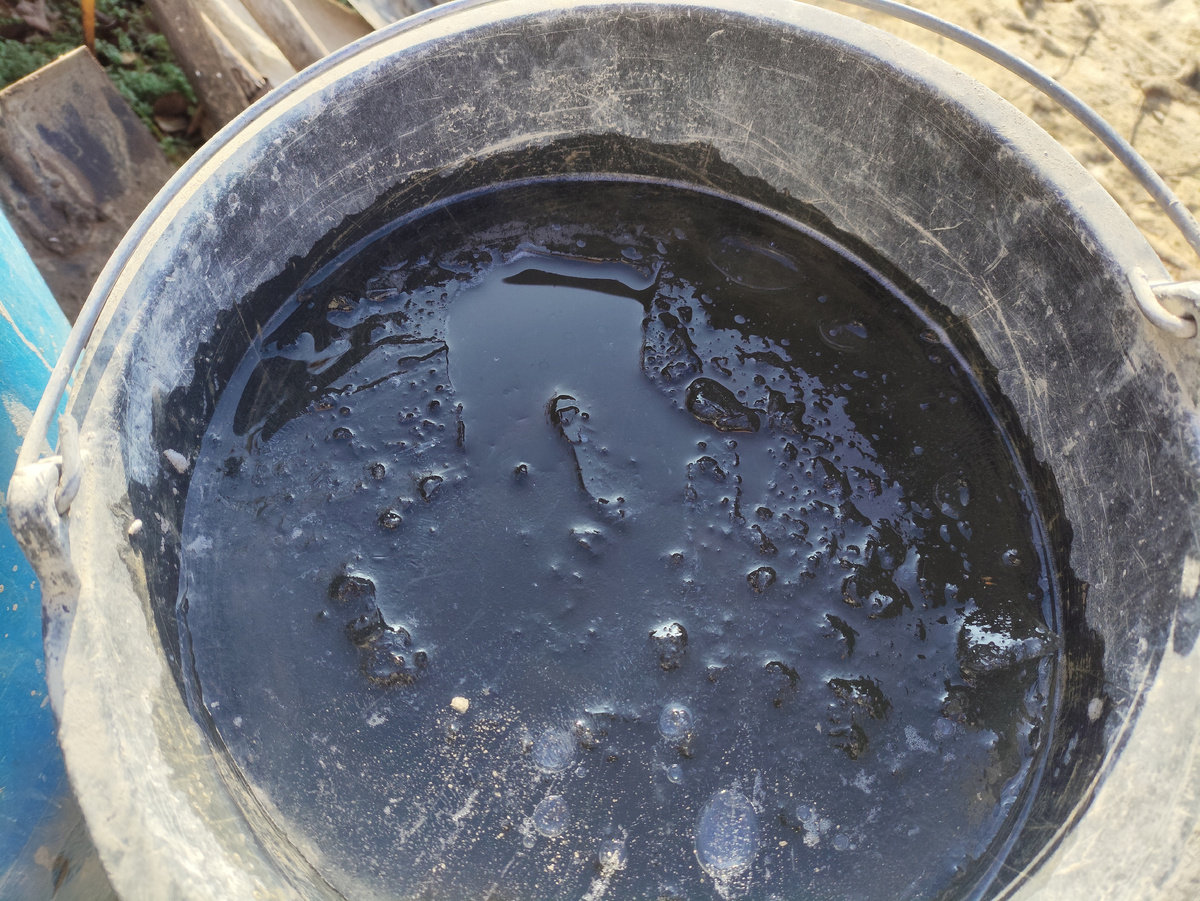 Еле разбила мастерком лед в ведре... Толстый...