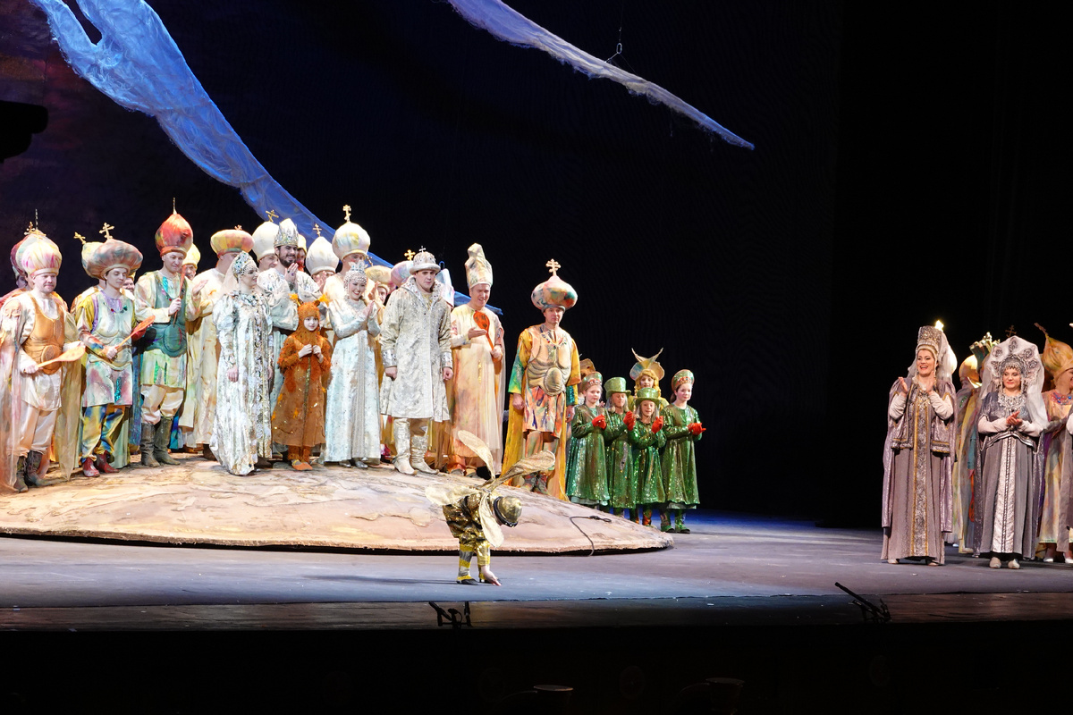 Шмель кланяется зрителям