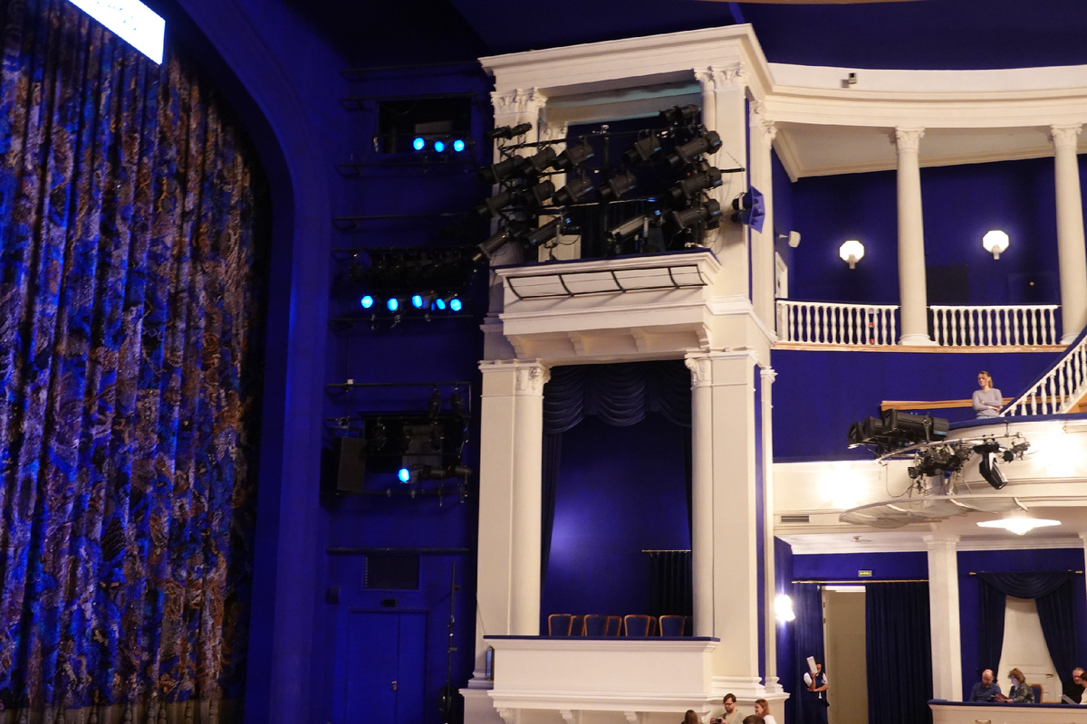 Справа в нижнем углу ложа бенуара. Наша была такая же, с левой сторны от сцены