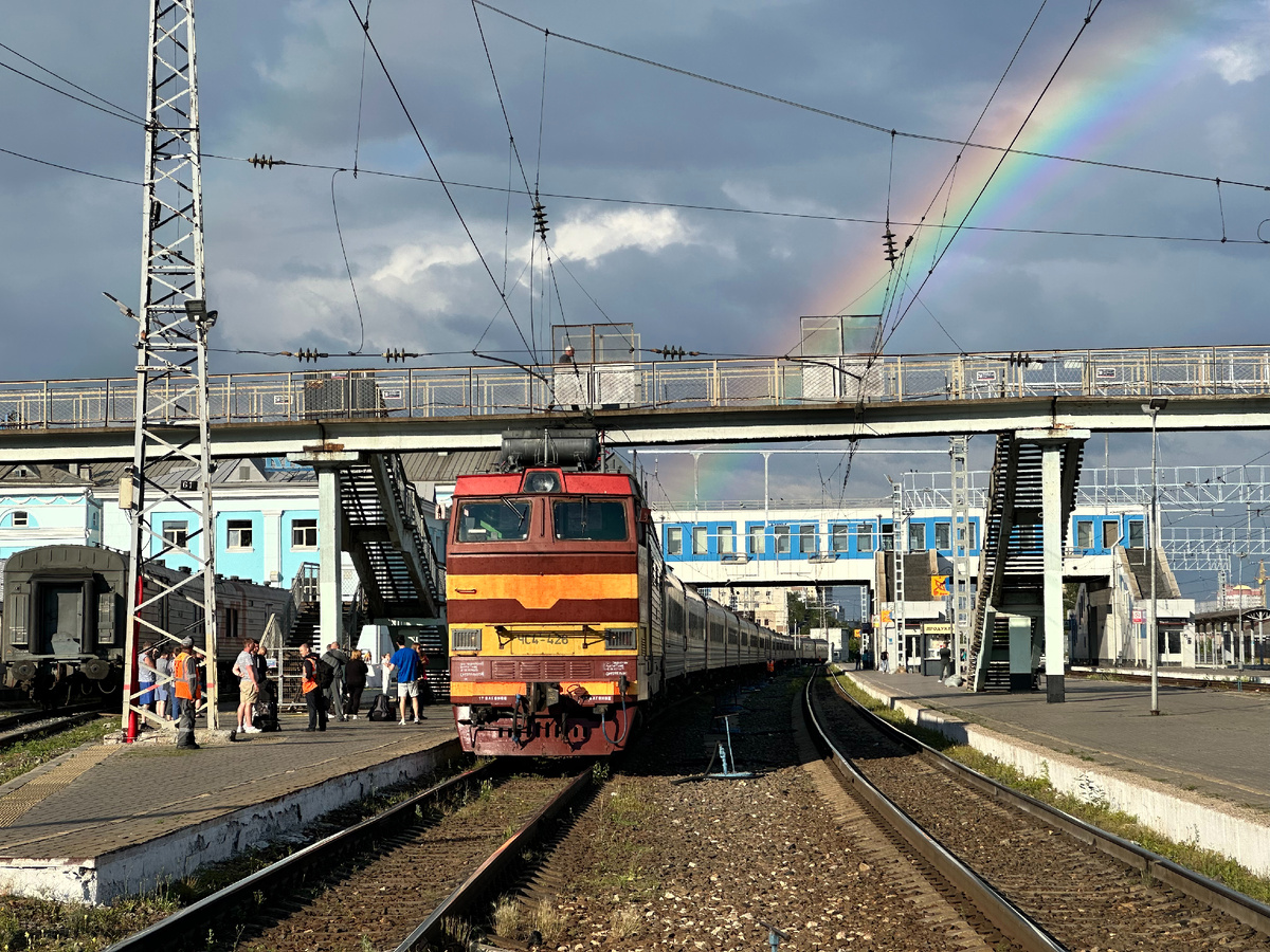 Электровоз ЧС4Т-428 со скорым поездом на станции Киров-Пасс.