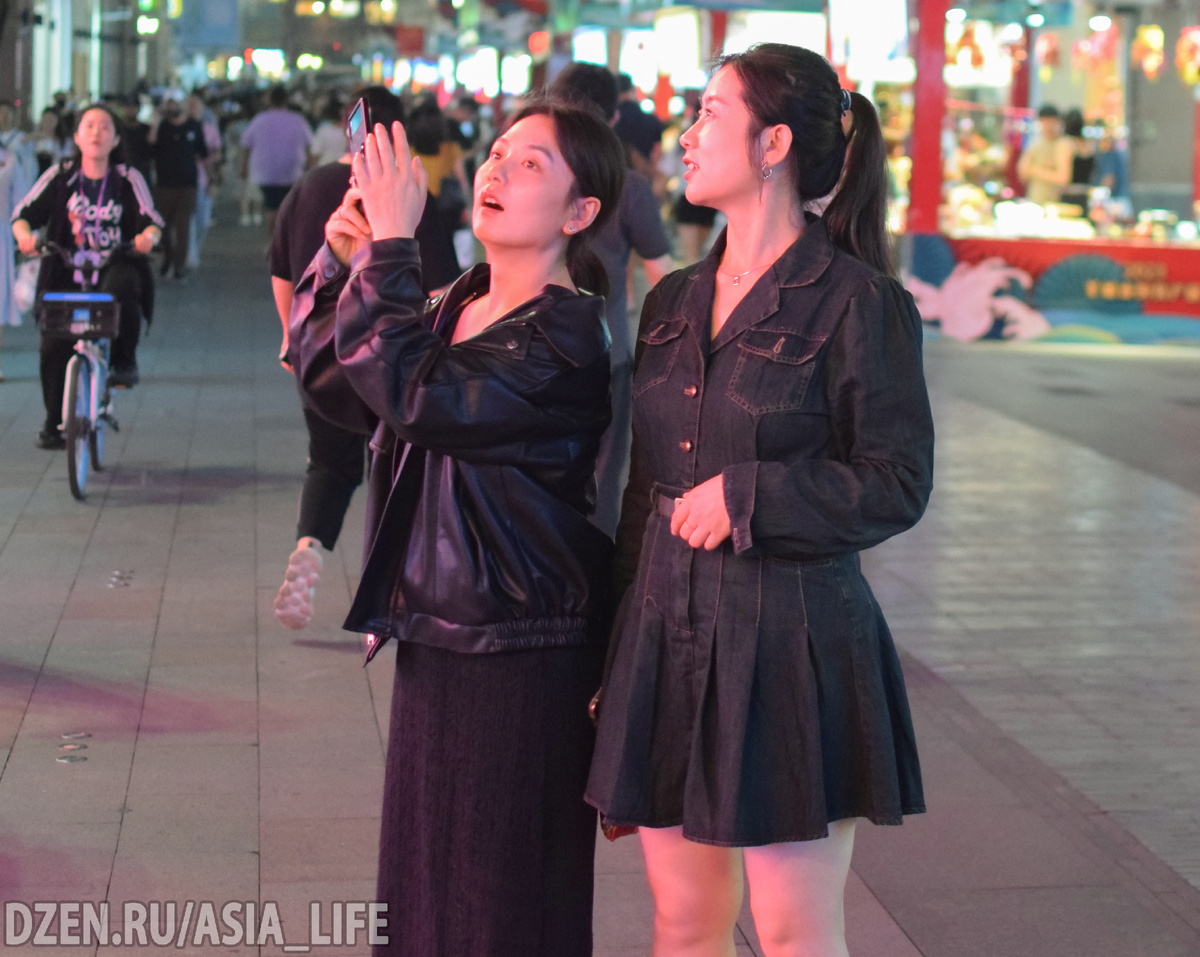 Китаянки на прогулке