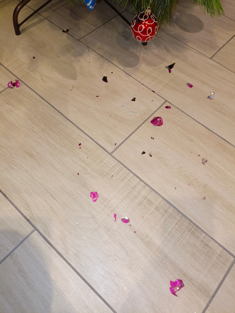 Разбитая ёлочная игрушка