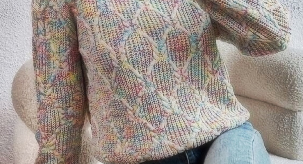 Эффектный радужный джемпер и два пуловера со снудами в комплекте