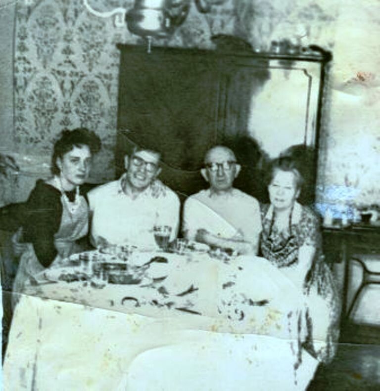 Вот здесь немного видна наша люстра. Фото 1965 года. 