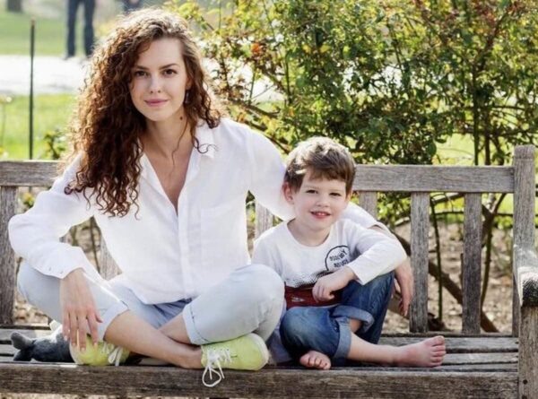    Лянка Грыу с сыном. Фото: mykaleidoscope.ru