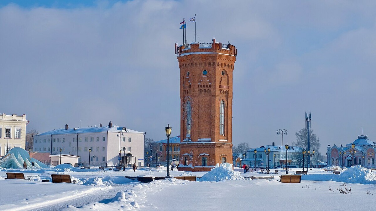 Водонапорная башня, построенная в 1902 году из красного кирпича, формой и архитектурой похожа на средневековый донжон-башню в европейских феодальных замках. Фото: Vyacheslav Bukharov / Wikimedia